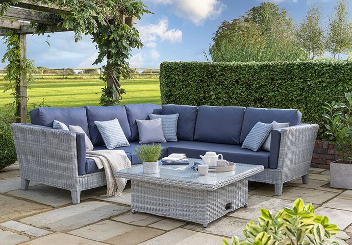 Byron Outdoor Lounging by Daro